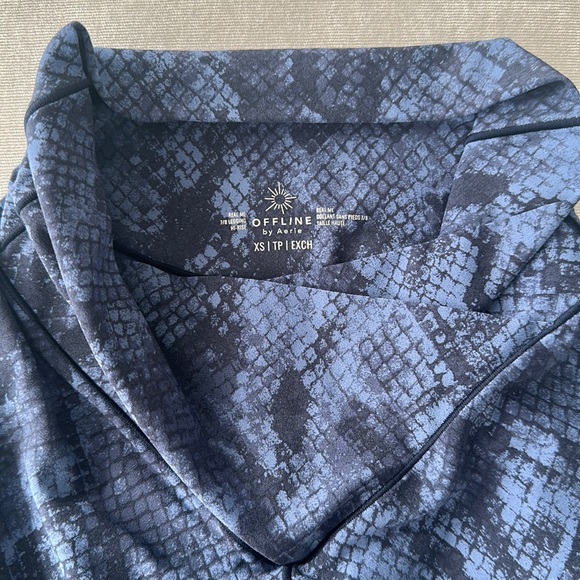 AERIE OFFLINE Real Me 7/8 Crossover Leggings In Blue Snake Print - Picture 3 of 4